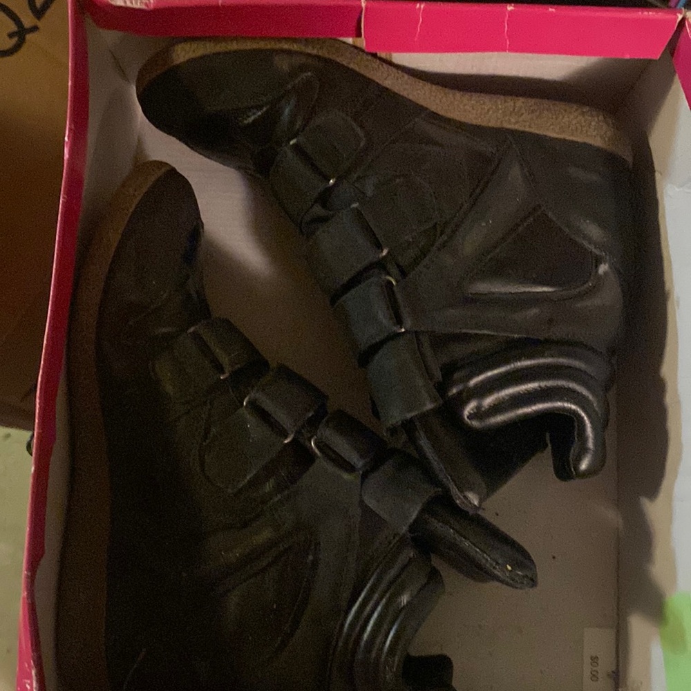 Womens shoes size 7 1/2  Betsy Johnson